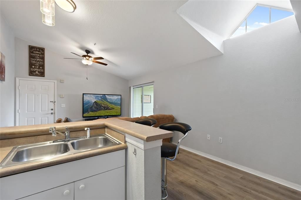 Active With Contract: $169,900 (1 beds, 1 baths, 619 Square Feet)