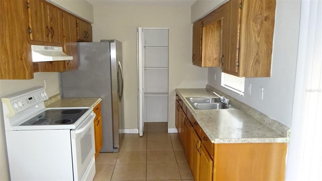 For Rent: $1,400 (3 beds, 1 baths, 1014 Square Feet)