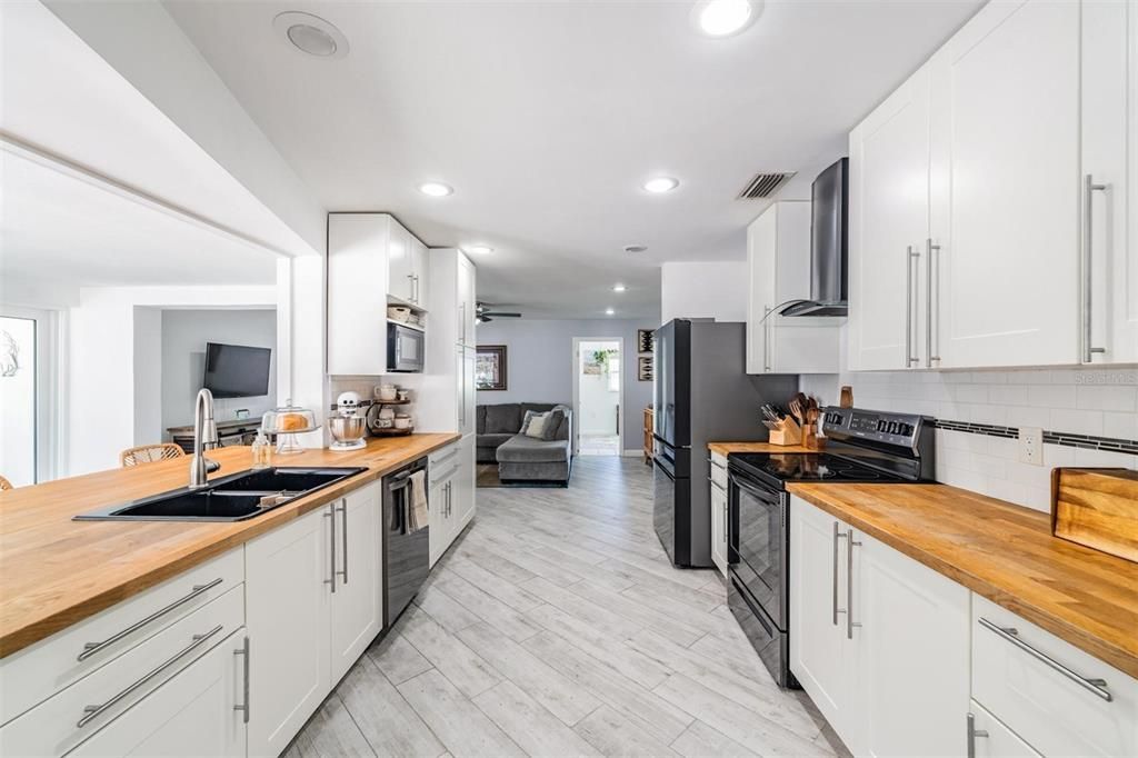 Active With Contract: $815,000 (5 beds, 3 baths, 2343 Square Feet)