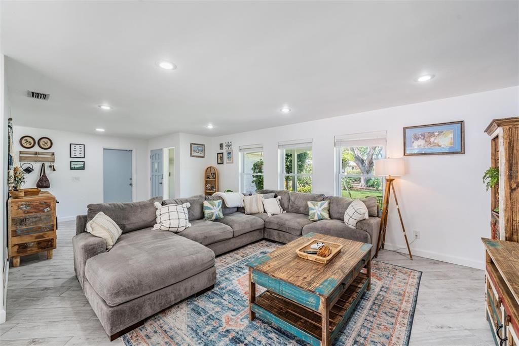 Active With Contract: $815,000 (5 beds, 3 baths, 2343 Square Feet)