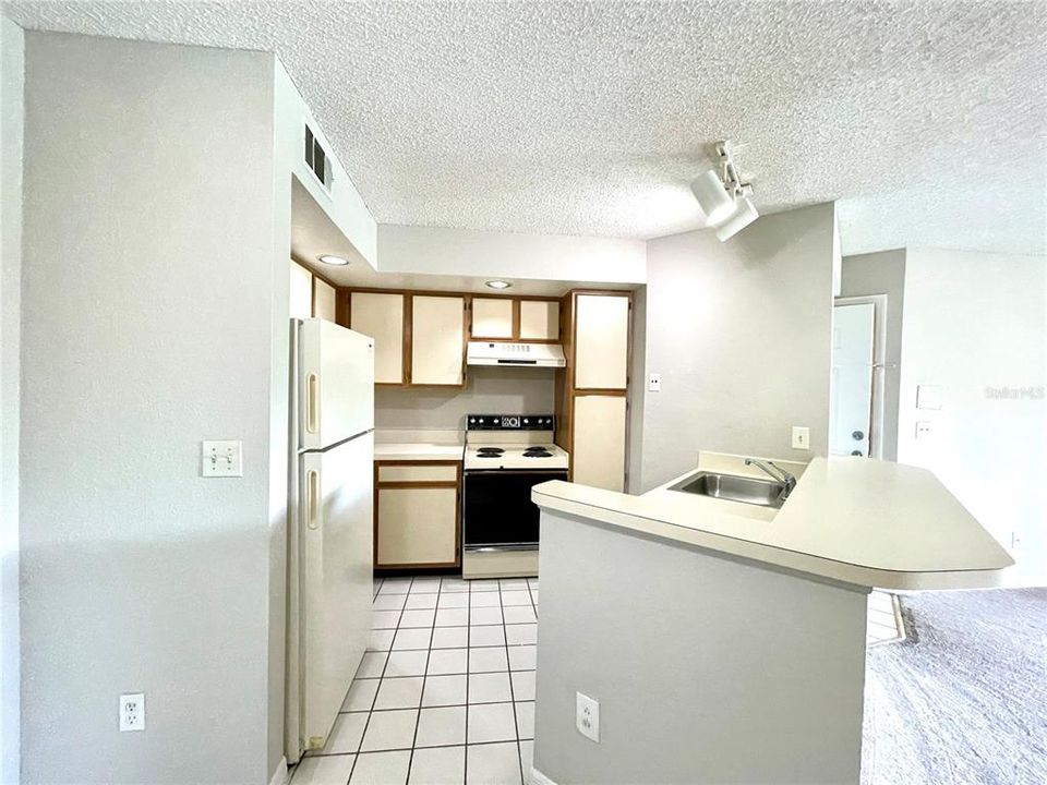 Active With Contract: $139,500 (1 beds, 1 baths, 735 Square Feet)