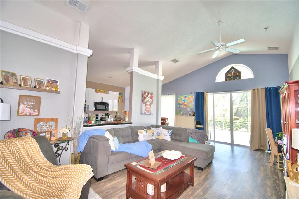 For Sale: $365,000 (3 beds, 2 baths, 1401 Square Feet)