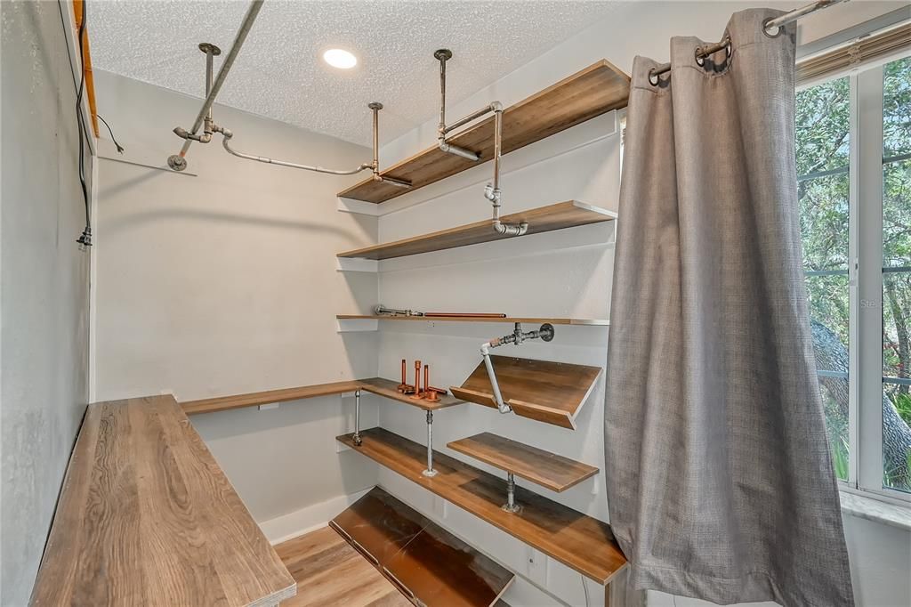 For Sale: $649,000 (2 beds, 1 baths, 912 Square Feet)
