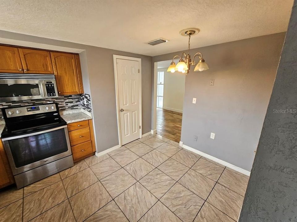 Active With Contract: $238,900 (3 beds, 2 baths, 1188 Square Feet)