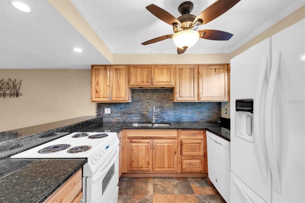 slate tiles in kitchen, nice granite counters