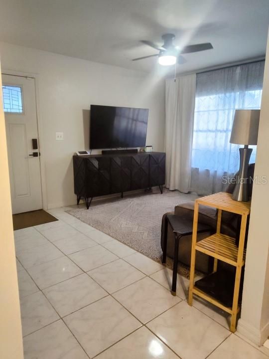 For Sale: $161,900 (2 beds, 1 baths, 880 Square Feet)