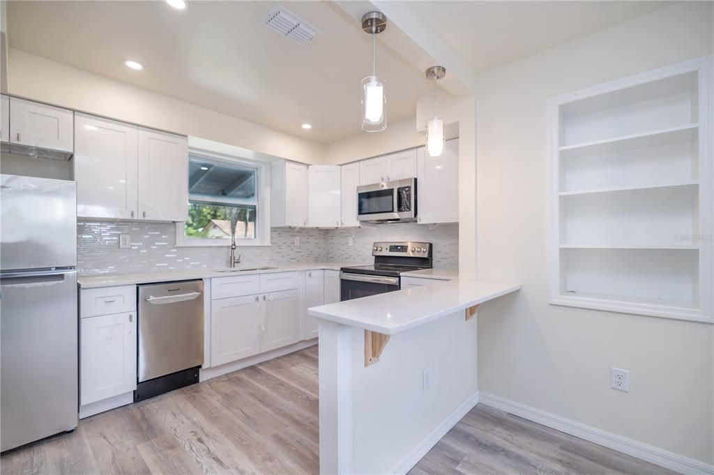 Active With Contract: $248,500 (2 beds, 1 baths, 975 Square Feet)