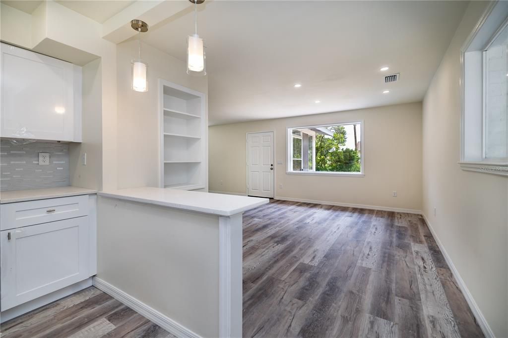 Active With Contract: $248,500 (2 beds, 1 baths, 975 Square Feet)