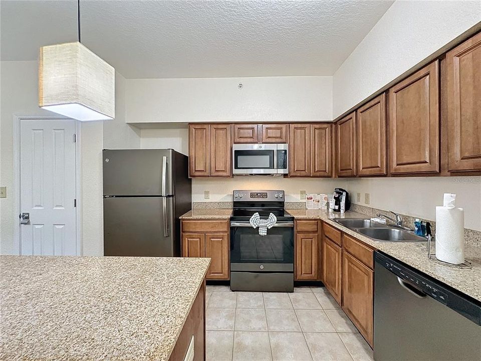 For Sale: $265,000 (2 beds, 2 baths, 957 Square Feet)