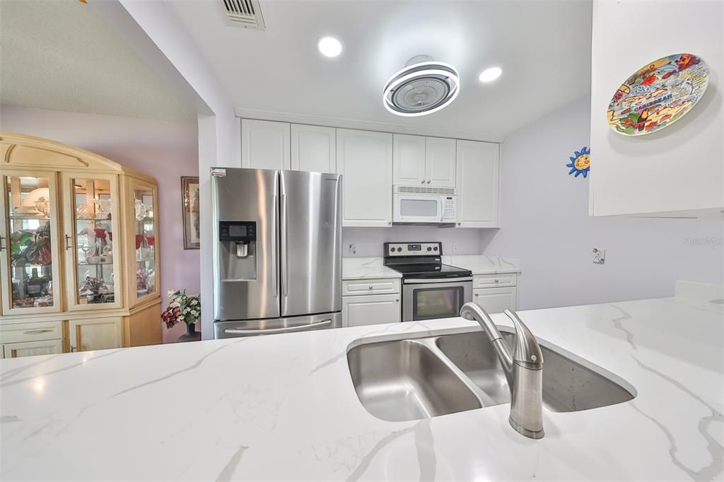 For Sale: $240,000 (2 beds, 2 baths, 1008 Square Feet)