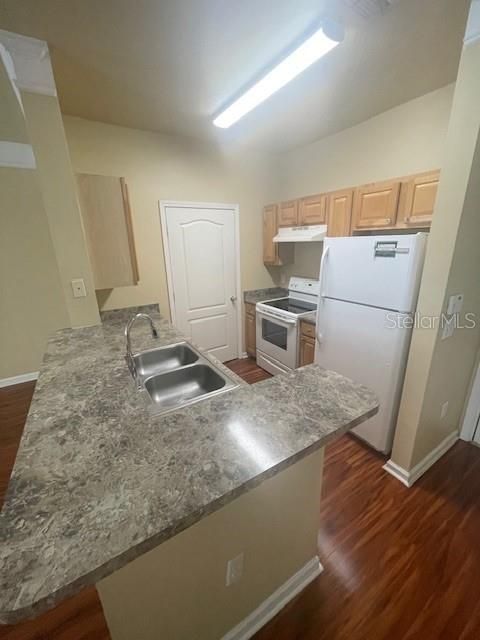 Active With Contract: $133,000 (1 beds, 1 baths, 693 Square Feet)