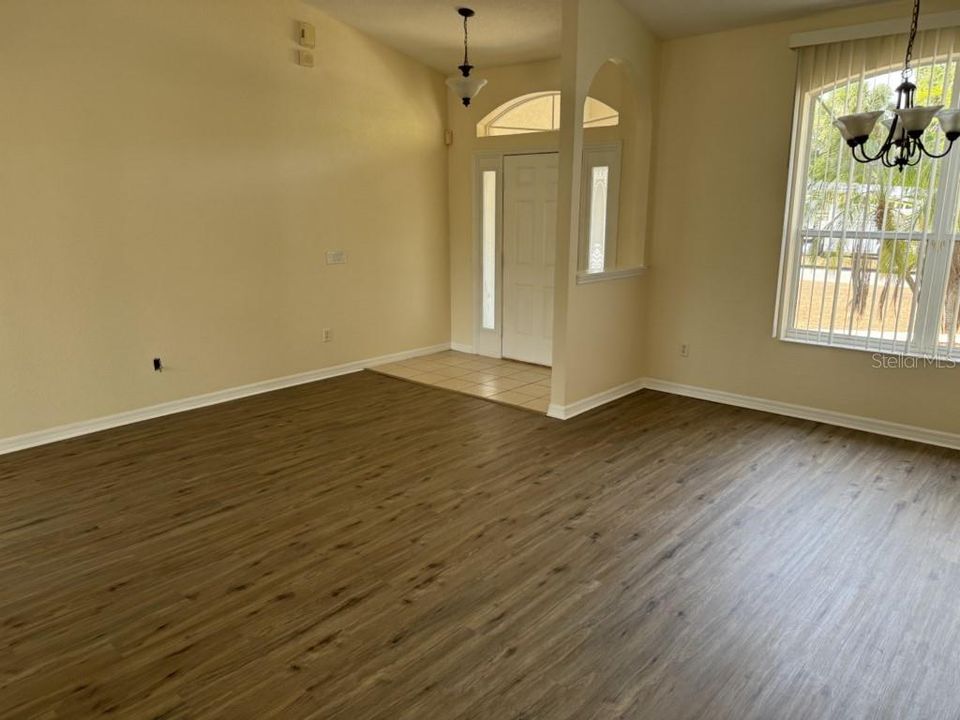 For Rent: $2,100 (3 beds, 2 baths, 1831 Square Feet)