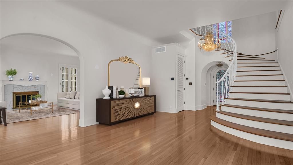 VIRTUAL STAGED  Foyer