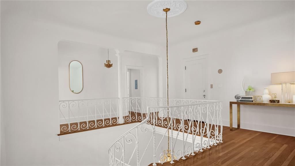 VIRTUAL STAGED Hallway to the bedrooms