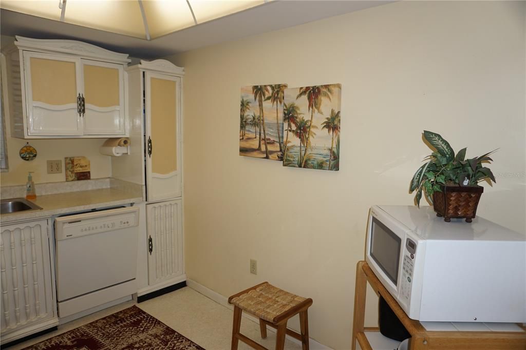 Active With Contract: $250,000 (1 beds, 1 baths, 1185 Square Feet)