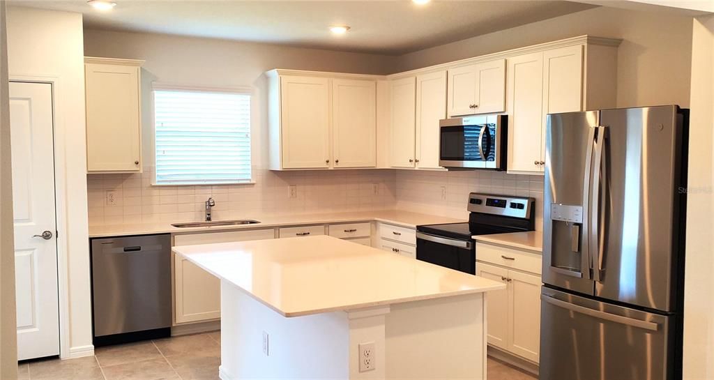 Active With Contract: $1,950 (2 beds, 2 baths, 1433 Square Feet)
