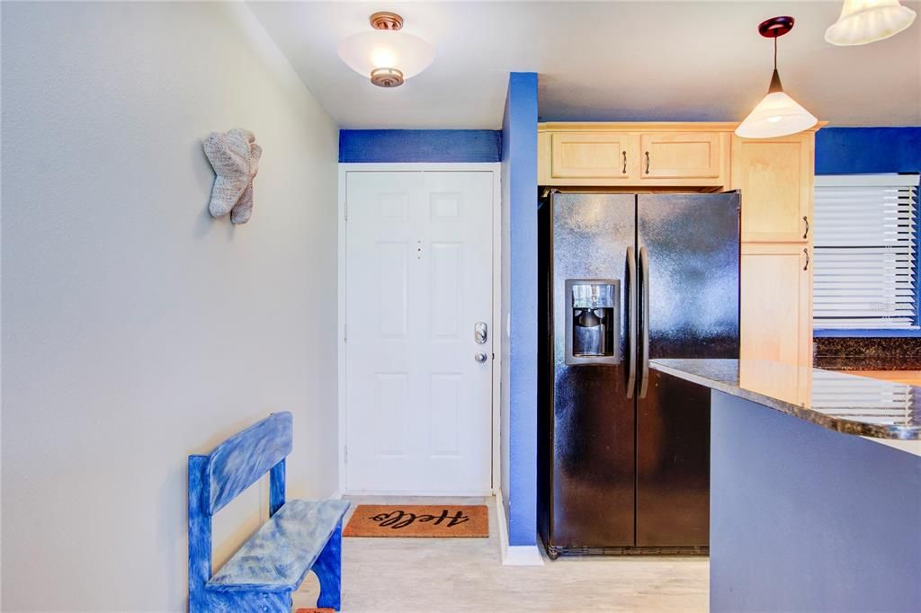 For Sale: $350,000 (1 beds, 1 baths, 915 Square Feet)