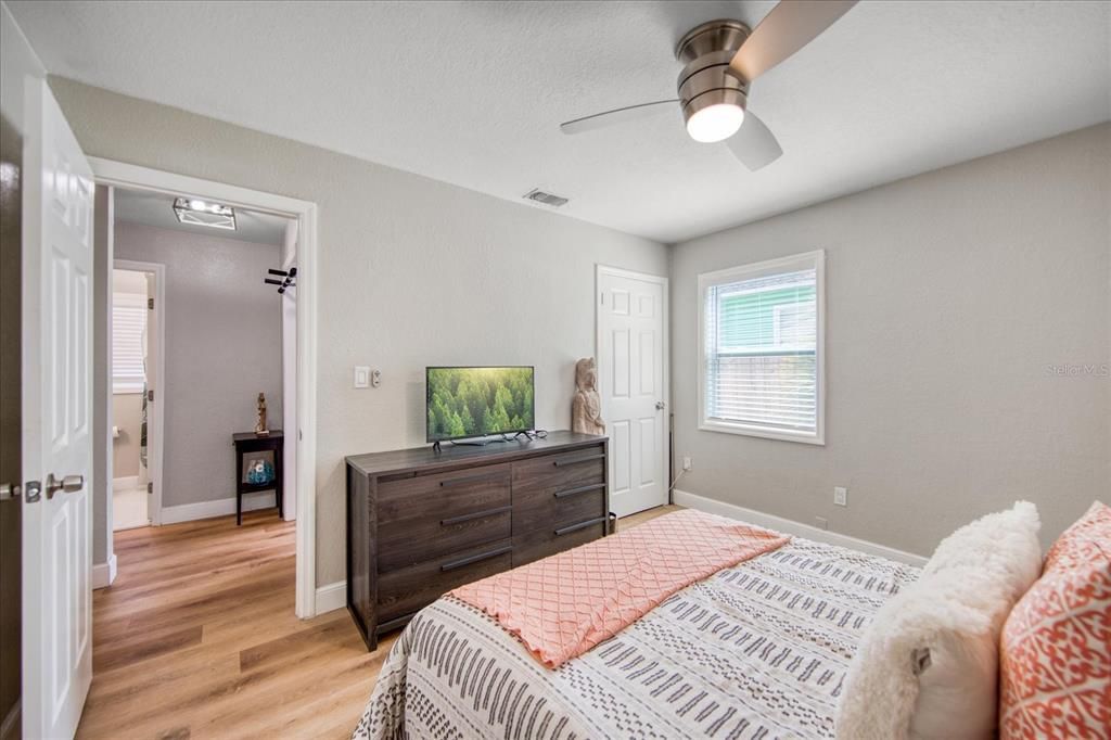 Active With Contract: $2,150 (3 beds, 2 baths, 935 Square Feet)