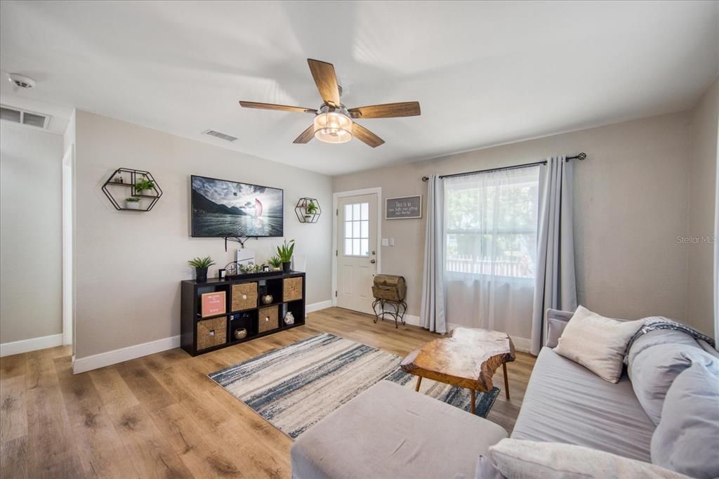 Active With Contract: $2,150 (3 beds, 2 baths, 935 Square Feet)