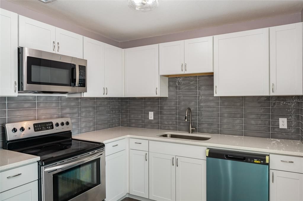 For Sale: $295,000 (3 beds, 2 baths, 960 Square Feet)