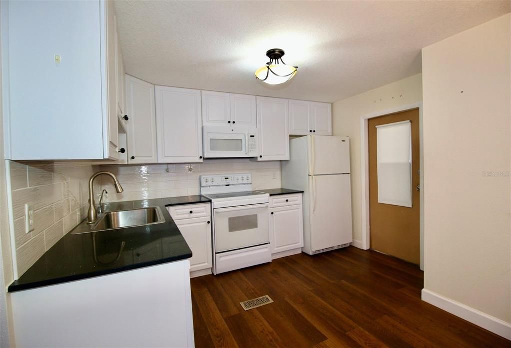 For Sale: $189,900 (2 beds, 2 baths, 1056 Square Feet)