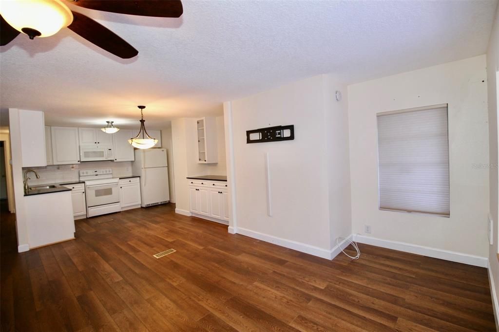 For Sale: $189,900 (2 beds, 2 baths, 1056 Square Feet)