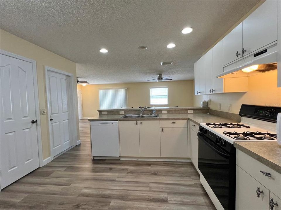 For Sale: $262,000 (2 beds, 1 baths, 1071 Square Feet)