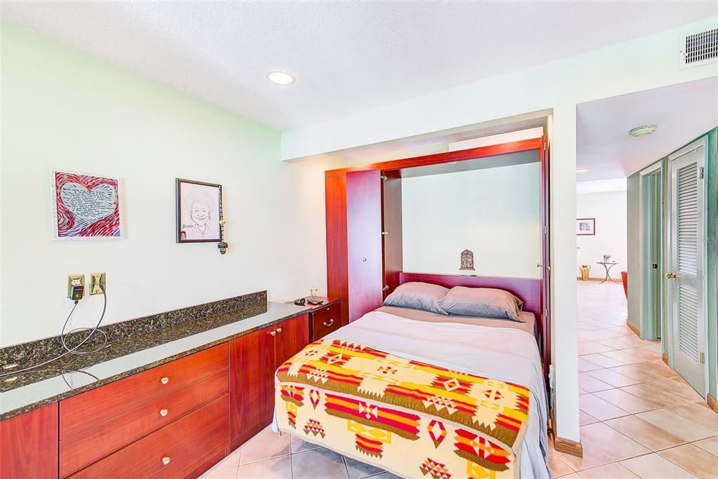 For Sale: $249,999 (1 beds, 1 baths, 857 Square Feet)