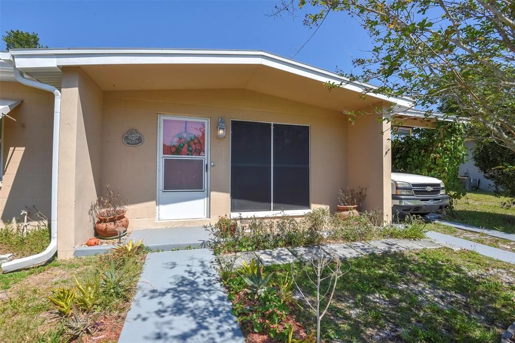 Active With Contract: $199,900 (2 beds, 1 baths, 712 Square Feet)