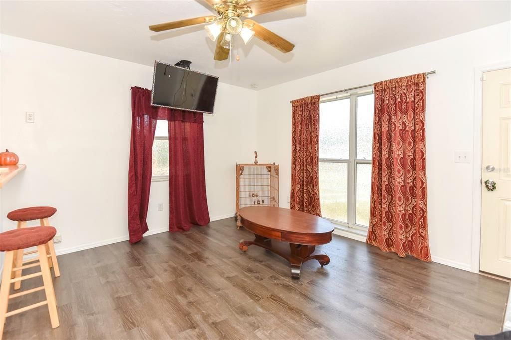 Active With Contract: $199,900 (2 beds, 1 baths, 712 Square Feet)