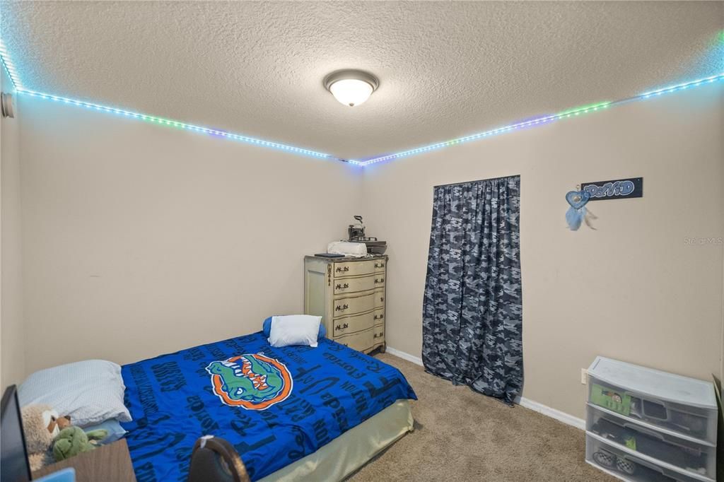 Bedroom 2: 10'1" x 10'3"