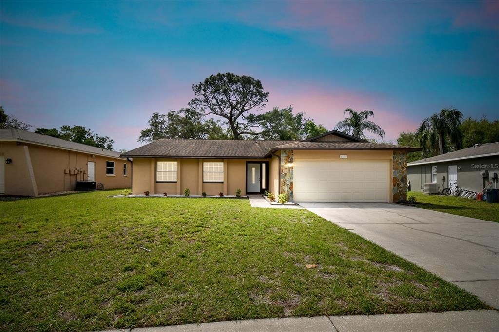 Active With Contract: $439,900 (3 beds, 2 baths, 1465 Square Feet)