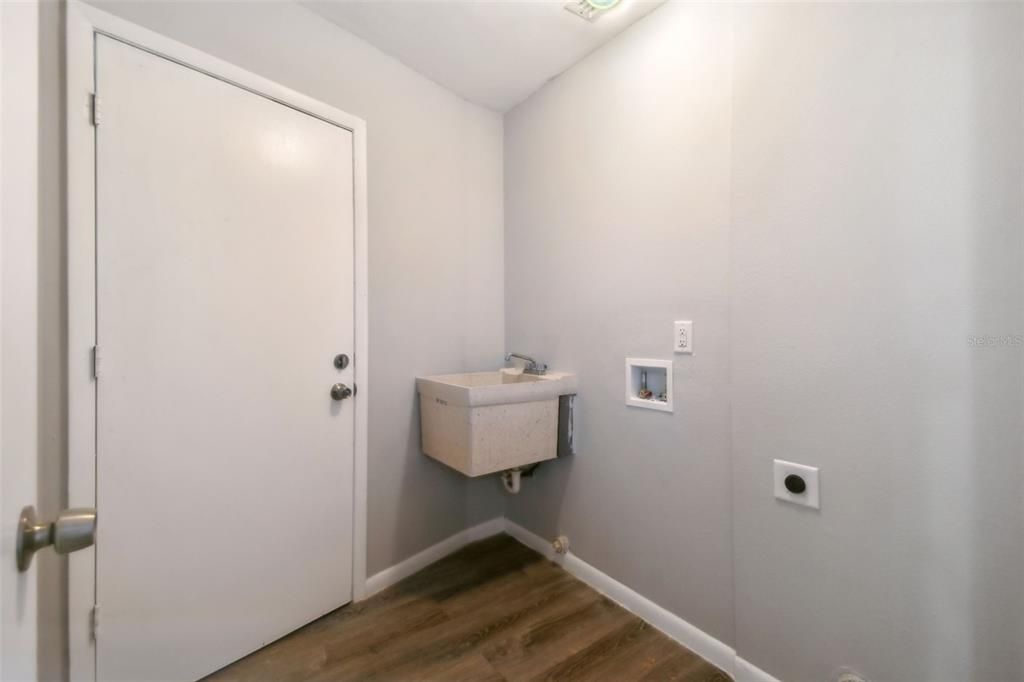 Active With Contract: $439,900 (3 beds, 2 baths, 1465 Square Feet)