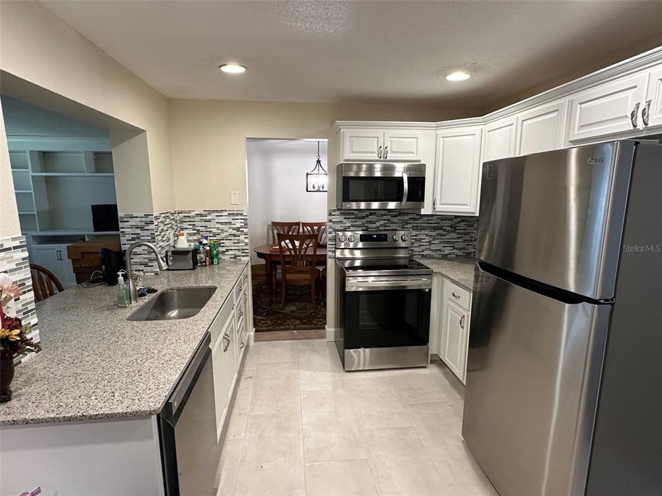 For Sale: $334,900 (2 beds, 2 baths, 1649 Square Feet)