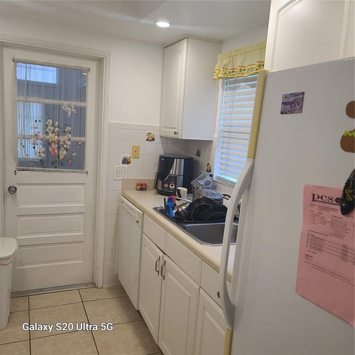 For Sale: $150,000 (2 beds, 2 baths, 988 Square Feet)