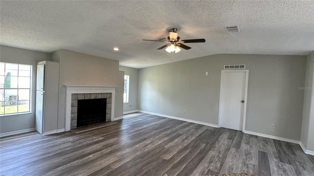 For Sale: $229,900 (3 beds, 2 baths, 1715 Square Feet)
