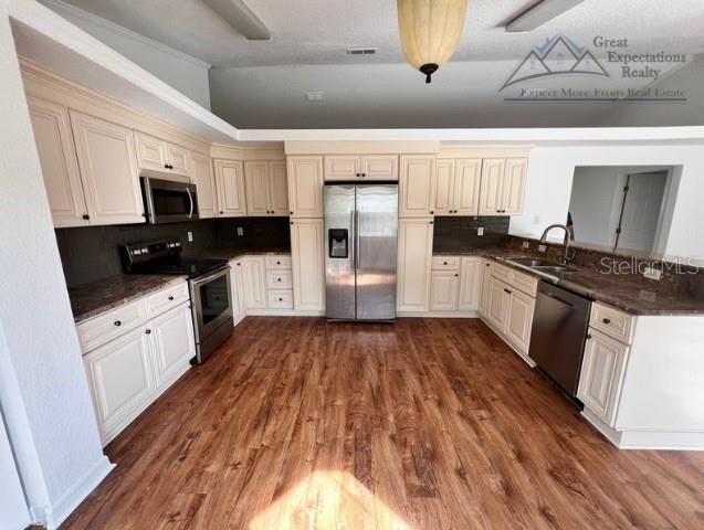 For Rent: $2,445 (4 beds, 3 baths, 2111 Square Feet)