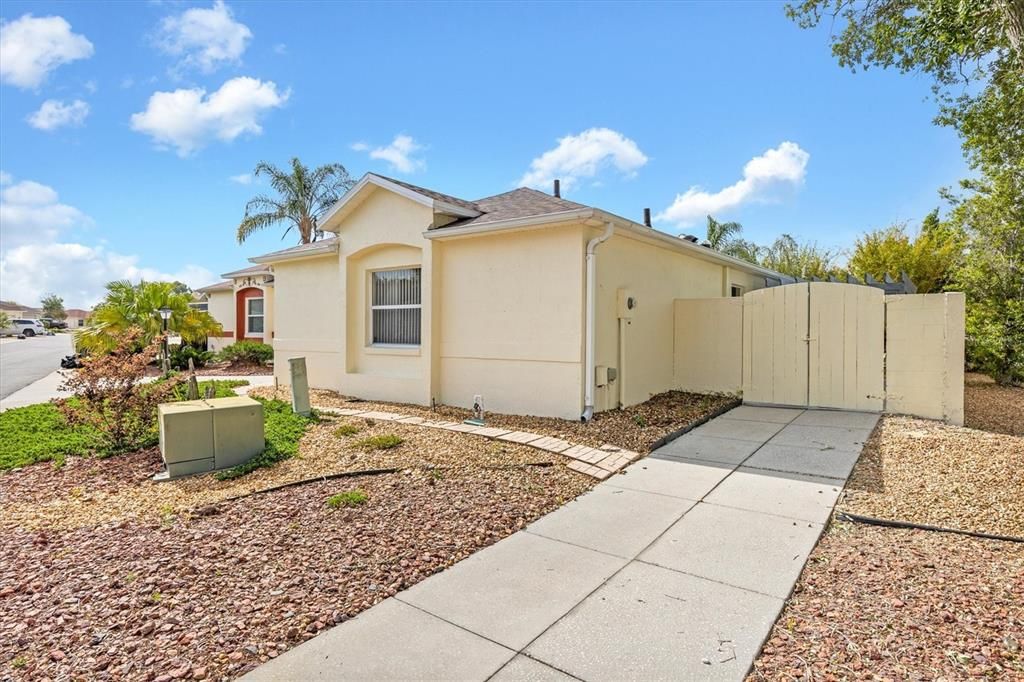 For Sale: $319,900 (2 beds, 2 baths, 1214 Square Feet)