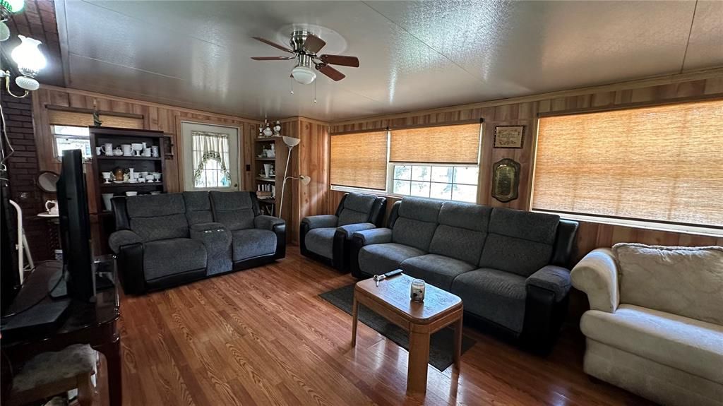 Active With Contract: $164,900 (2 beds, 2 baths, 1152 Square Feet)