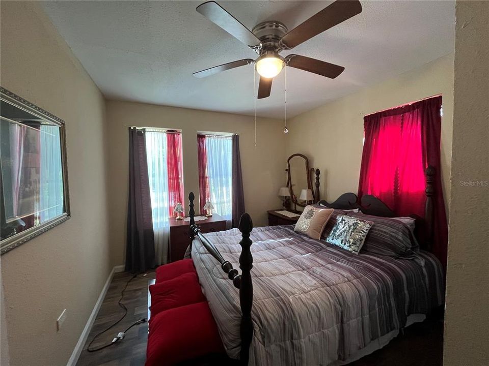 Active With Contract: $159,900 (2 beds, 1 baths, 833 Square Feet)
