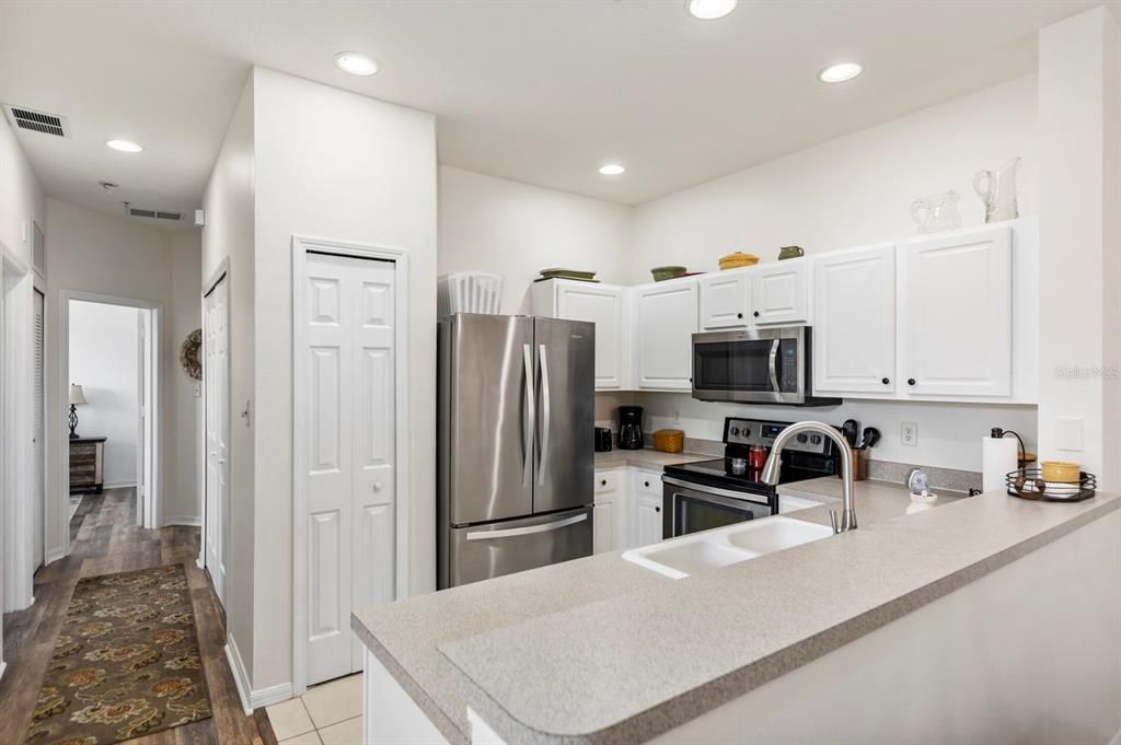 For Sale: $315,000 (2 beds, 2 baths, 1036 Square Feet)