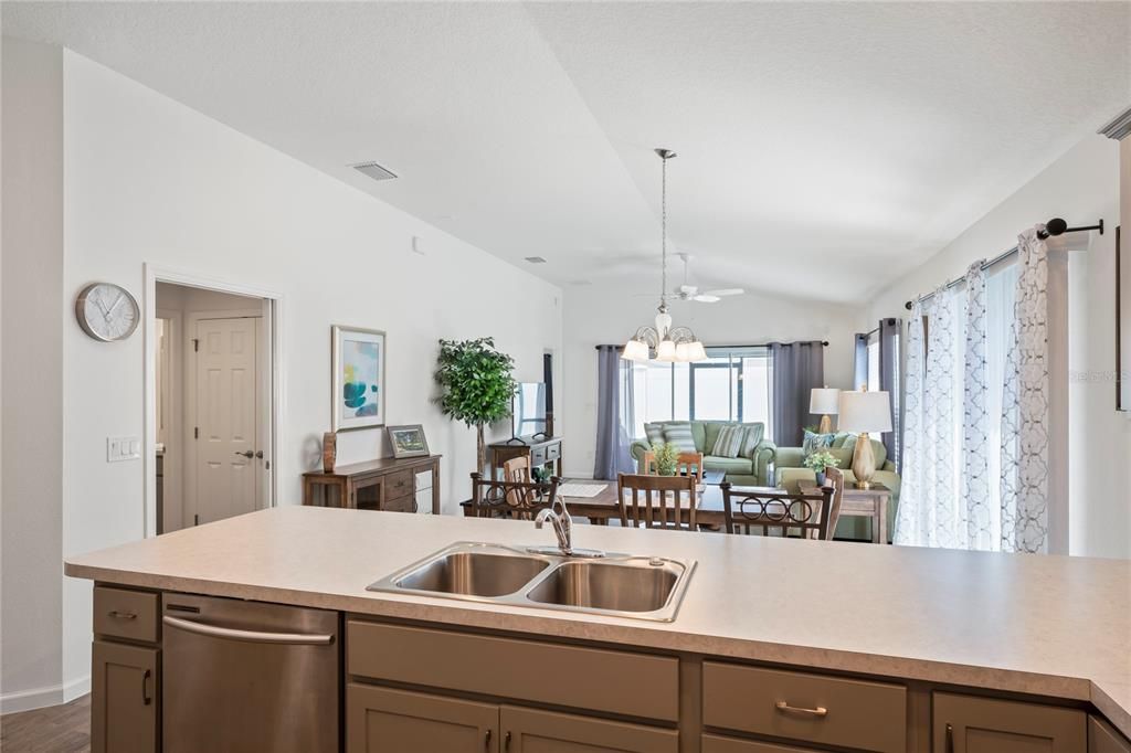 Active With Contract: $339,000 (2 beds, 2 baths, 1290 Square Feet)