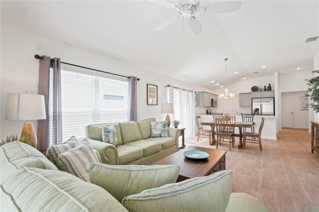 For Sale: $387,000 (2 beds, 2 baths, 1290 Square Feet)