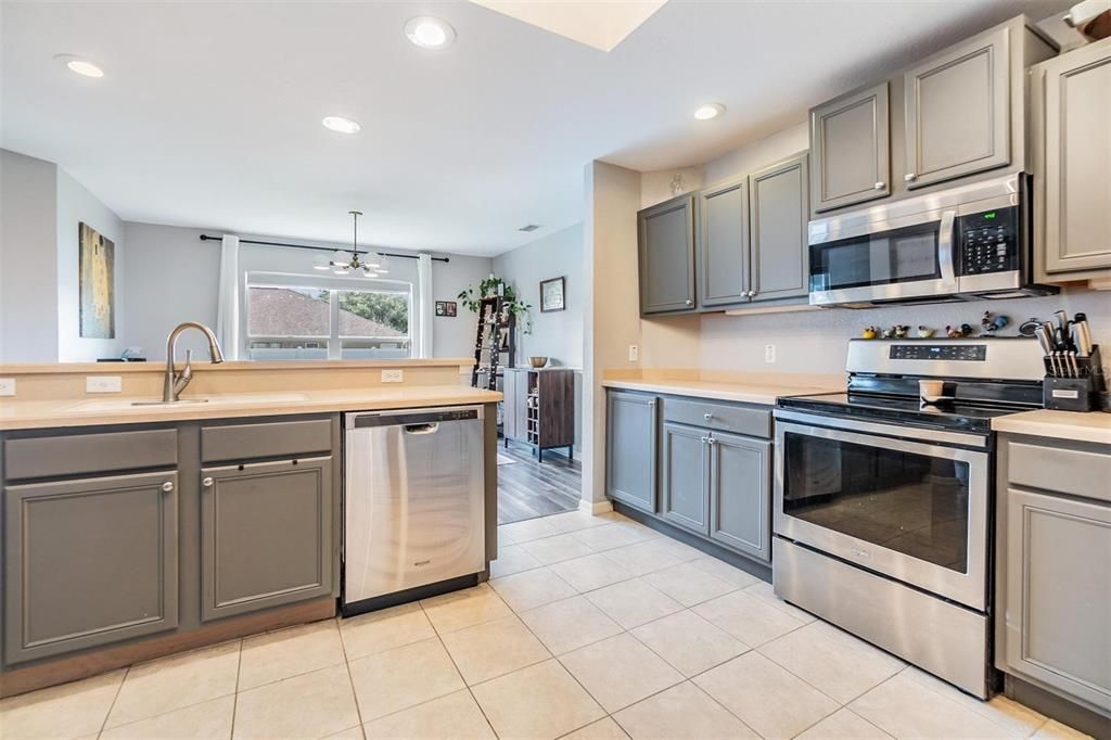 Active With Contract: $385,000 (4 beds, 2 baths, 1920 Square Feet)