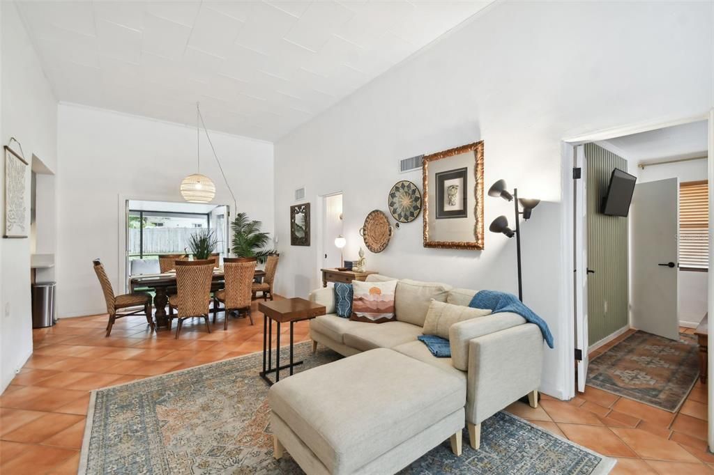 For Sale: $499,000 (2 beds, 1 baths, 909 Square Feet)