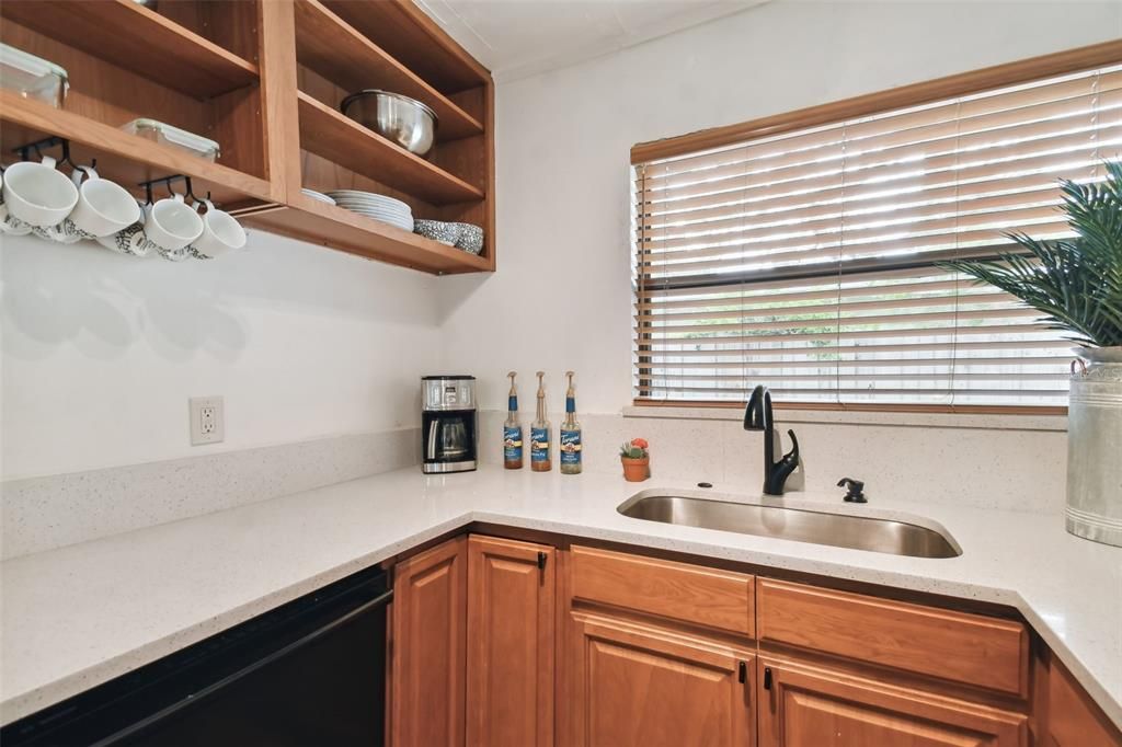 Active With Contract: $499,000 (2 beds, 1 baths, 909 Square Feet)