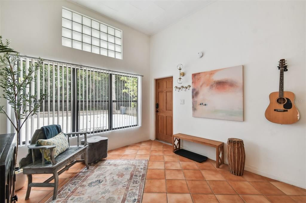 For Sale: $499,000 (2 beds, 1 baths, 909 Square Feet)