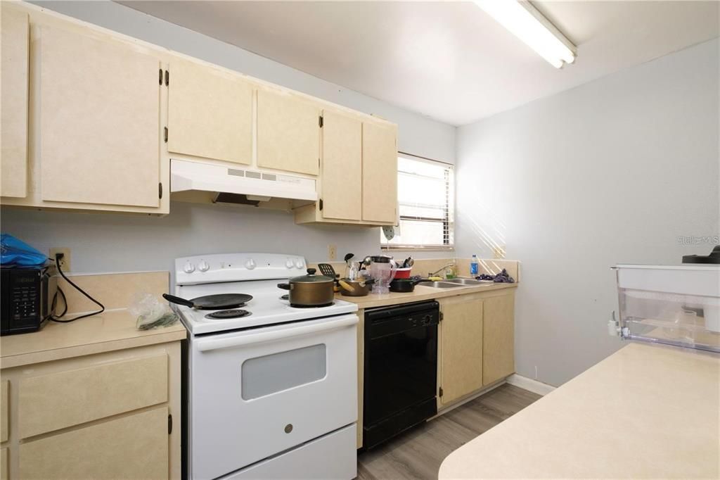 For Rent: $1,149 (1 beds, 1 baths, 876 Square Feet)