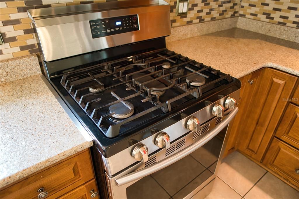 Equipped with a propane gas stove, this kitchen offers precise temperature control and efficient cooking, ideal for culinary enthusiasts who appreciate the benefits of gas cooking.