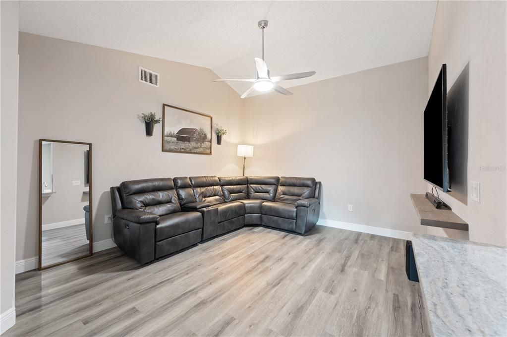 For Sale: $389,900 (3 beds, 2 baths, 1933 Square Feet)